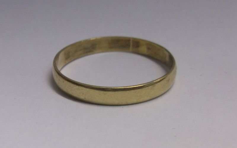 A FANTASTIC VINTAGE SOLID 18 CARAT GOLD WEDDING BAND WITH DESIGNERS STAMP ....AWESOME !!!