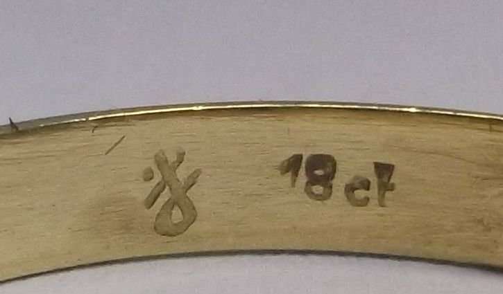 A FANTASTIC VINTAGE SOLID 18 CARAT GOLD WEDDING BAND WITH DESIGNERS STAMP ....AWESOME !!!