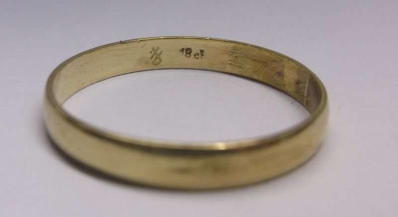 A FANTASTIC VINTAGE SOLID 18 CARAT GOLD WEDDING BAND WITH DESIGNERS STAMP ....AWESOME !!!