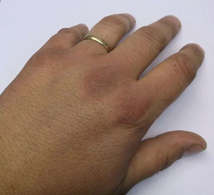 A FANTASTIC VINTAGE SOLID 18 CARAT GOLD WEDDING BAND WITH DESIGNERS STAMP ....AWESOME !!!