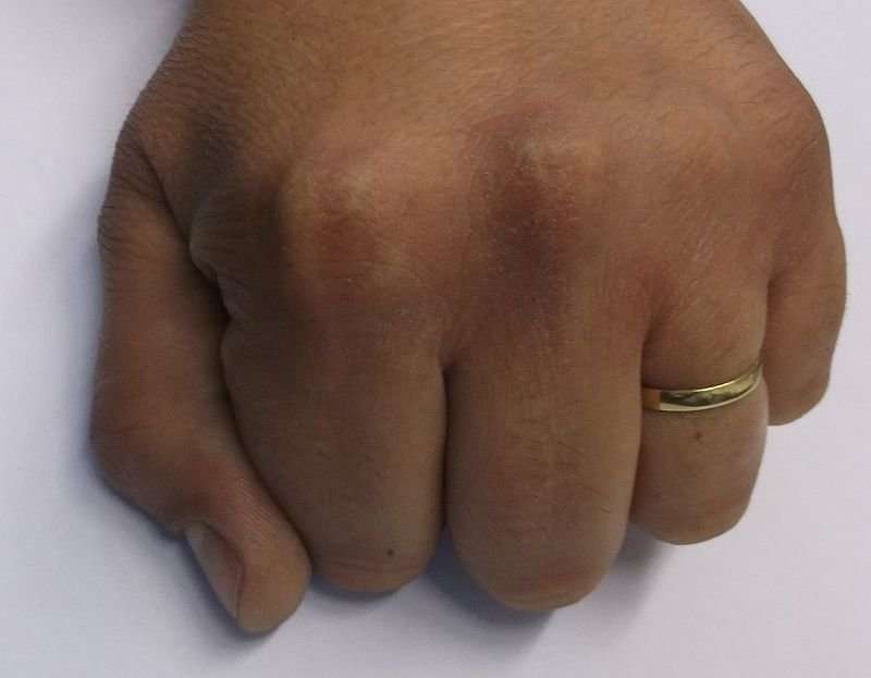 A FANTASTIC VINTAGE SOLID 18 CARAT GOLD WEDDING BAND WITH DESIGNERS STAMP ....AWESOME !!!