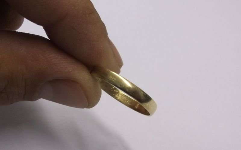 A FANTASTIC VINTAGE SOLID 18 CARAT GOLD WEDDING BAND WITH DESIGNERS STAMP ....AWESOME !!!