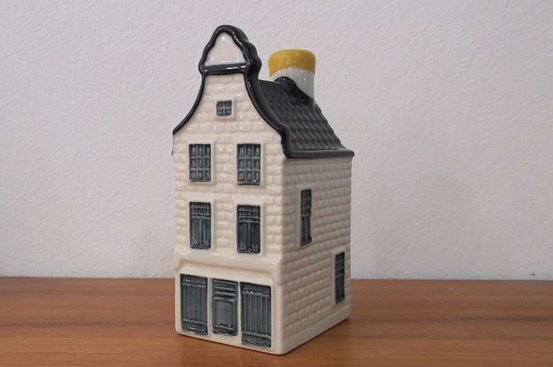 A SUPERB SEALED VINTAGE DELFT BLUE HOUSE MADE FOR KLM ....FILLED WITH BOLS BRANDY !!! OH YEAH !!!