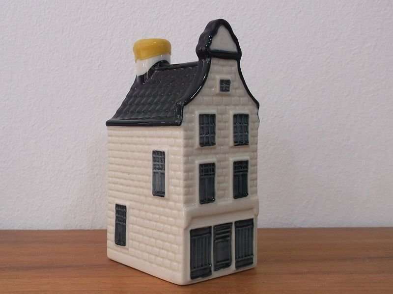 A SUPERB SEALED VINTAGE DELFT BLUE HOUSE MADE FOR KLM ....FILLED WITH BOLS BRANDY !!! OH YEAH !!!