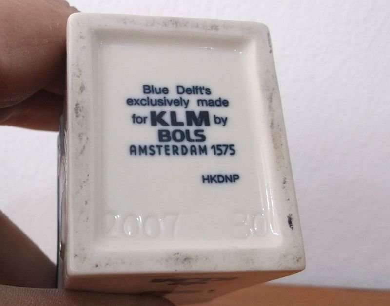 A SUPERB SEALED VINTAGE DELFT BLUE HOUSE MADE FOR KLM ....FILLED WITH BOLS BRANDY !!! OH YEAH !!!