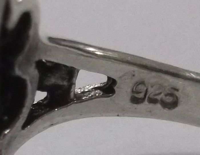 A GORGEOUS SOLID STERLING SILVER RING SET WITH A FACETED PURPLE STONE ...AWESOME !!!