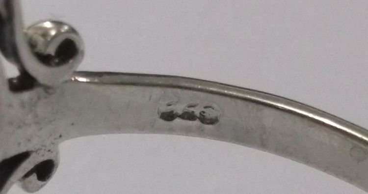 A SUPERB SOLID STERLING SILVER RING WITH FANCY DESIGN AND FACETED CLEAR STONE