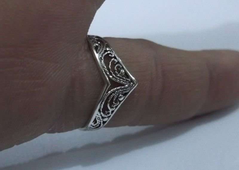 A LOVELY SOLID STERLING SILVER RING WITH FILIGREE DETAIL AND POINTED TIP ...SOMETHING DIFFERENT