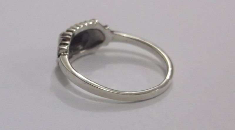 A GOOD LOOKING SOLID STERLING SILVER RING WITH ONYX LOOK INLAY ...GREAT QUALITY !!
