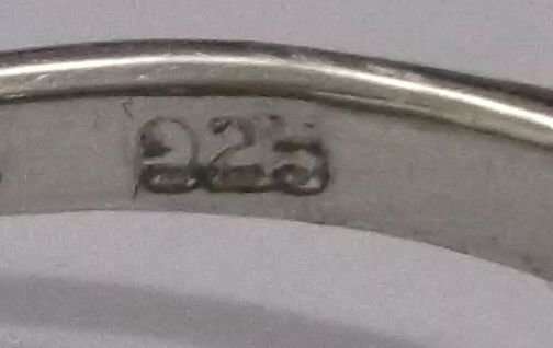 A GOOD LOOKING SOLID STERLING SILVER RING WITH ONYX LOOK INLAY ...GREAT QUALITY !!