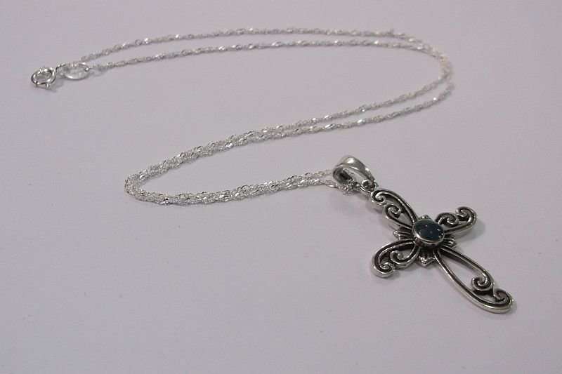 A LOVELY STERLING SILVER CROSS PENDANT WITH BLUE INLAY PLUS A 45 CM STERLING SILVER NECKLACE