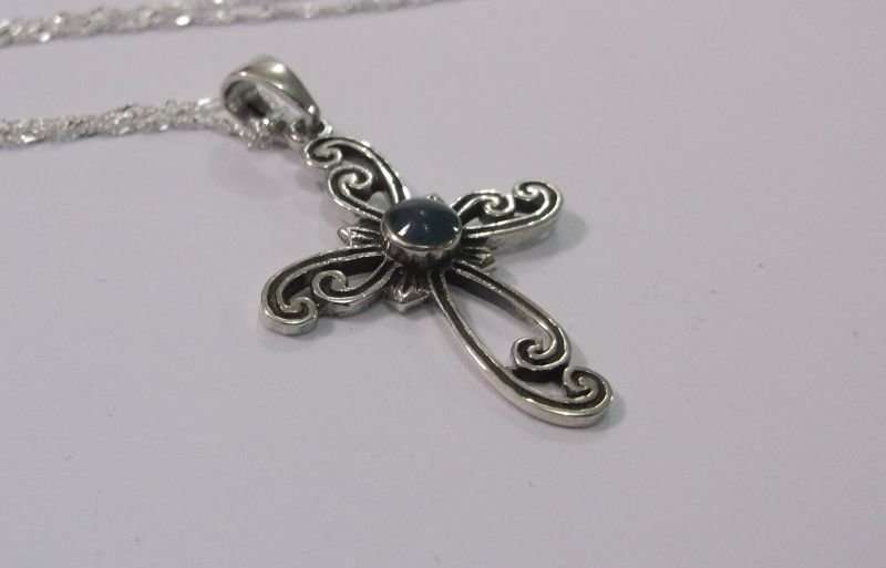 A LOVELY STERLING SILVER CROSS PENDANT WITH BLUE INLAY PLUS A 45 CM STERLING SILVER NECKLACE