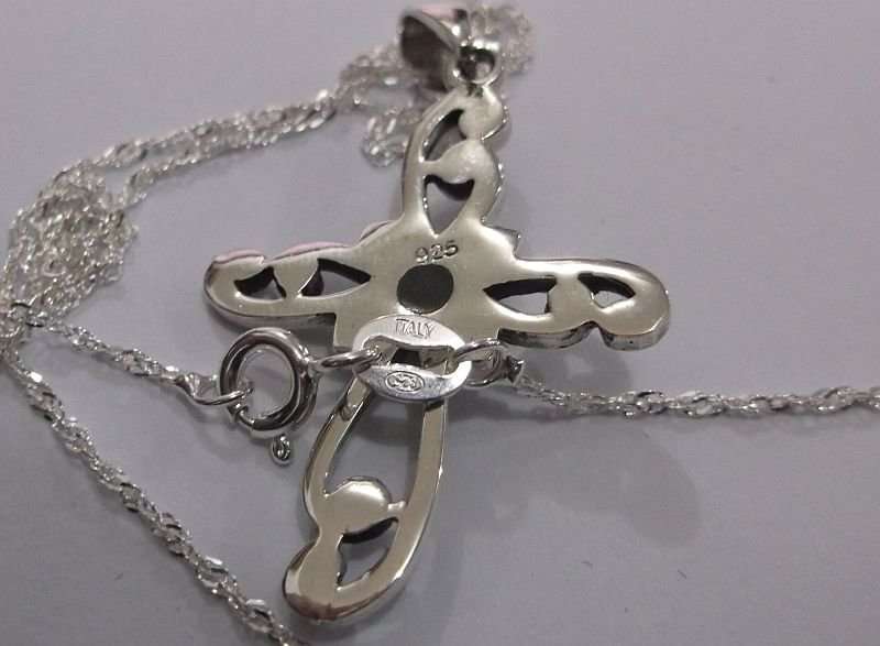 A LOVELY STERLING SILVER CROSS PENDANT WITH BLUE INLAY PLUS A 45 CM STERLING SILVER NECKLACE