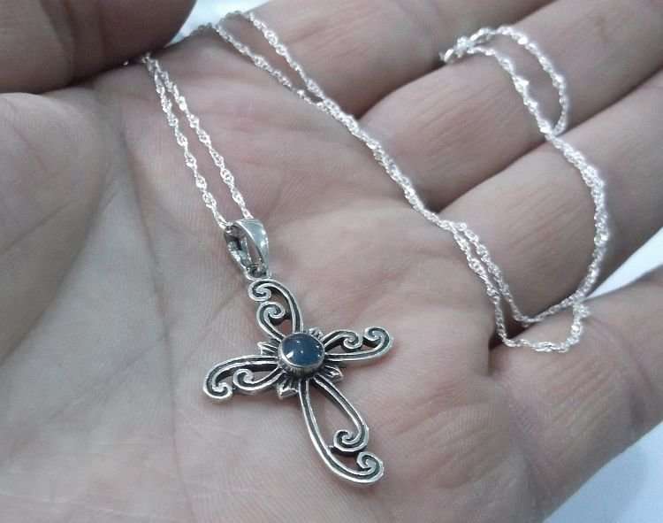 A LOVELY STERLING SILVER CROSS PENDANT WITH BLUE INLAY PLUS A 45 CM STERLING SILVER NECKLACE