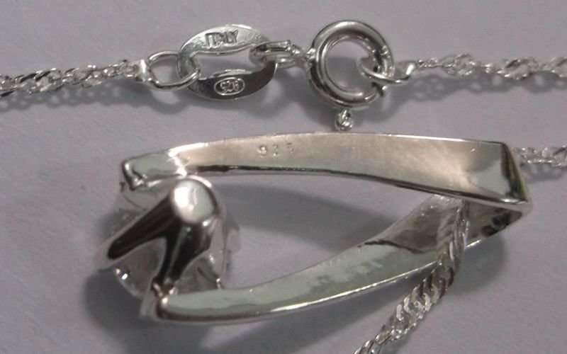 CLASSY STERLING SILVER PENDANT WITH FACETED CLEAR STONE PLUS A 45 CM STERLING SILVER NECKLACE...WOW