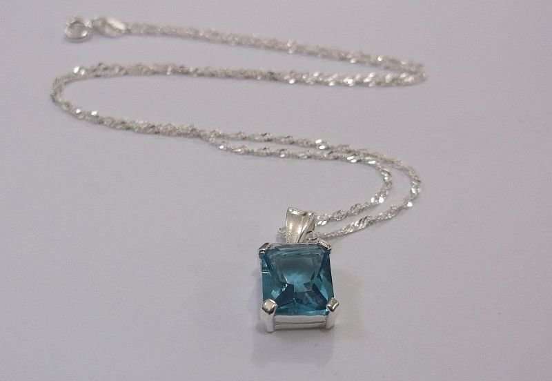 A STUNNING STERLING SILVER PENDANT WITH FACETED LIGHT BLUE STONE PLUS 45 CM STERLING SILVER NECKLACE