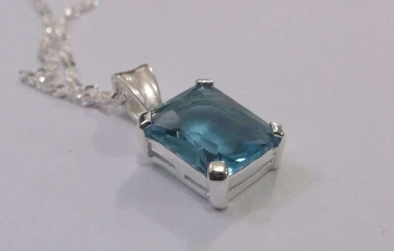 A STUNNING STERLING SILVER PENDANT WITH FACETED LIGHT BLUE STONE PLUS 45 CM STERLING SILVER NECKLACE