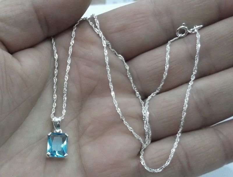 A STUNNING STERLING SILVER PENDANT WITH FACETED LIGHT BLUE STONE PLUS 45 CM STERLING SILVER NECKLACE