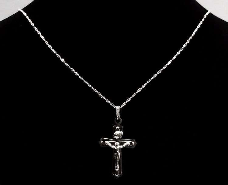 A DETAILED STERLING SILVER CRUCIFIX PENDANT PLUS A 45 CM STERLING SILVER NECKLACE