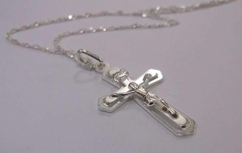 A DETAILED STERLING SILVER CRUCIFIX PENDANT PLUS A 45 CM STERLING SILVER NECKLACE