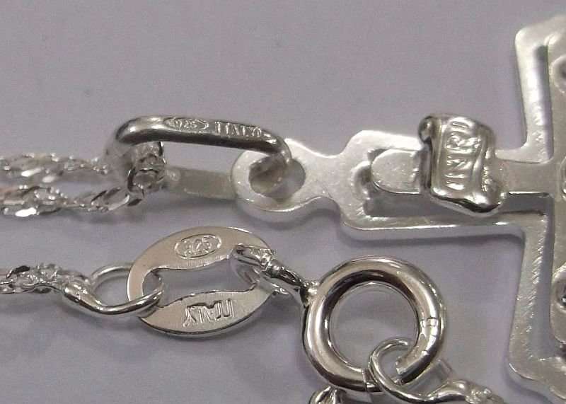 A DETAILED STERLING SILVER CRUCIFIX PENDANT PLUS A 45 CM STERLING SILVER NECKLACE