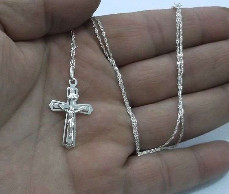 A DETAILED STERLING SILVER CRUCIFIX PENDANT PLUS A 45 CM STERLING SILVER NECKLACE