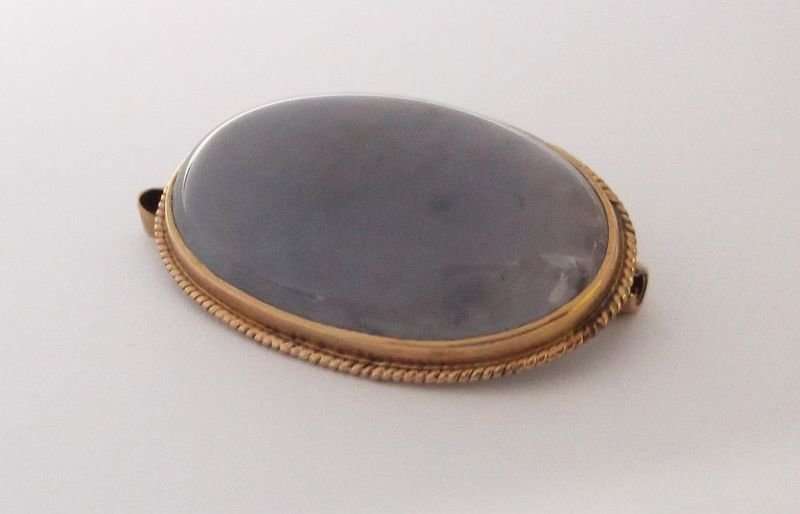 A BEAUTIFUL VINTAGE 9 CT GOLD PENDANT / BROOCH SET WITH A LOVELY PALE BLUE CABOCHON GEM