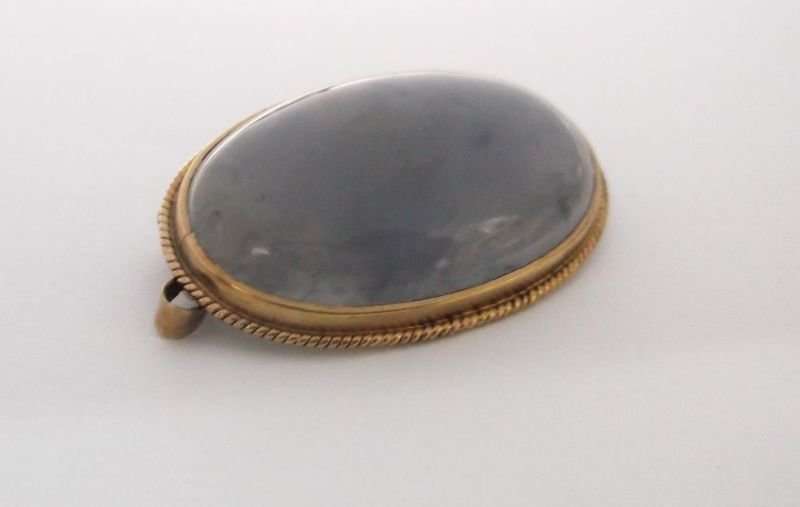 A BEAUTIFUL VINTAGE 9 CT GOLD PENDANT / BROOCH SET WITH A LOVELY PALE BLUE CABOCHON GEM
