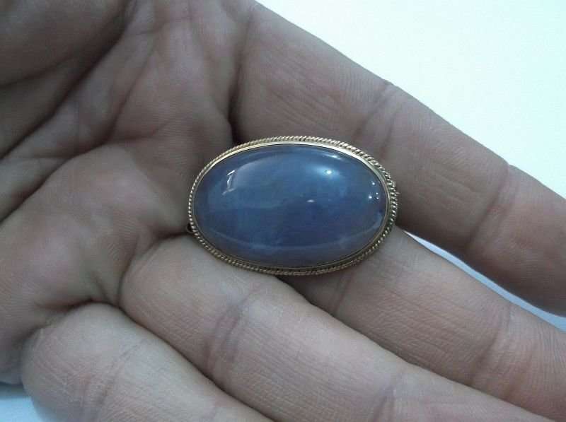 A BEAUTIFUL VINTAGE 9 CT GOLD PENDANT / BROOCH SET WITH A LOVELY PALE BLUE CABOCHON GEM