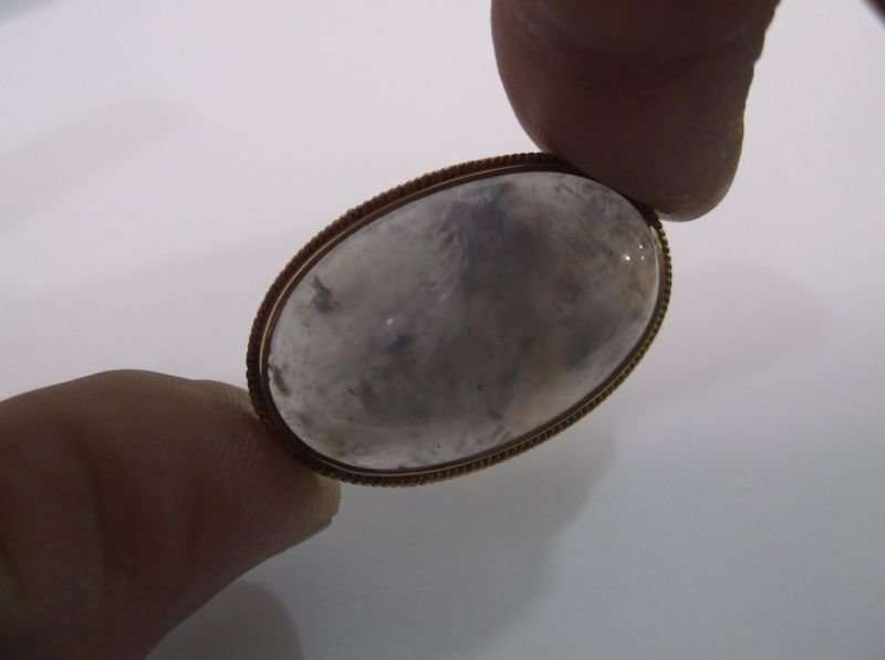 A BEAUTIFUL VINTAGE 9 CT GOLD PENDANT / BROOCH SET WITH A LOVELY PALE BLUE CABOCHON GEM