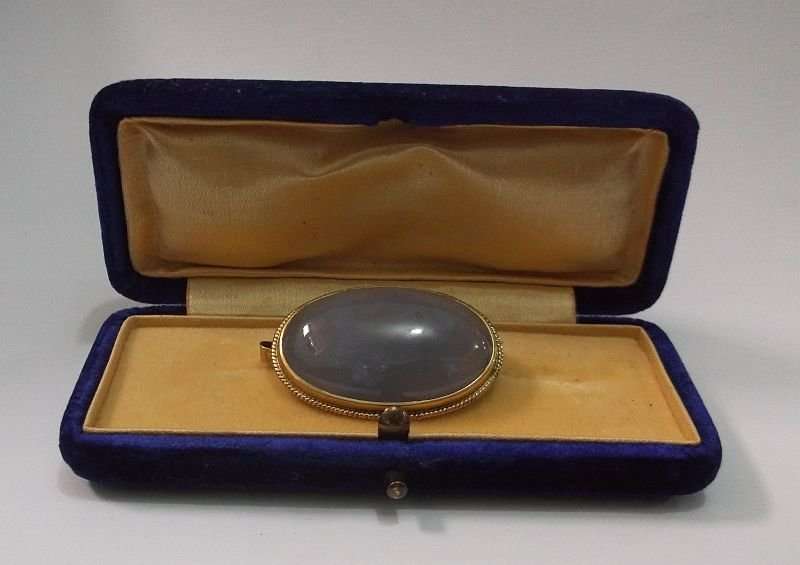 A BEAUTIFUL VINTAGE 9 CT GOLD PENDANT / BROOCH SET WITH A LOVELY PALE BLUE CABOCHON GEM