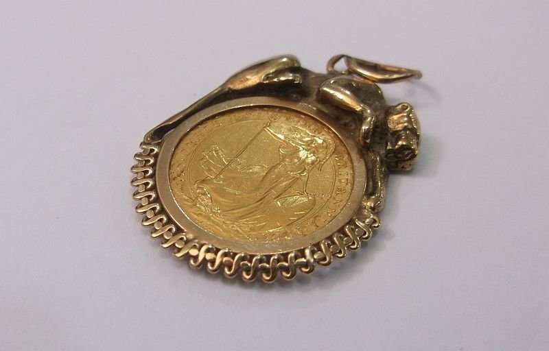 A STUNNING VINTAGE HALLMARKED 9CT GOLD LIONESS THEMED PENDANT WITH A 1/10 OUNCE FINE GOLD COIN !!!!