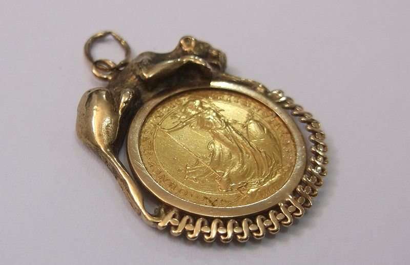 A STUNNING VINTAGE HALLMARKED 9CT GOLD LIONESS THEMED PENDANT WITH A 1/10 OUNCE FINE GOLD COIN !!!!