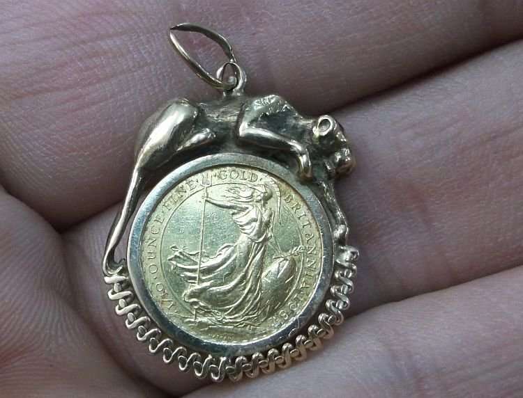 A STUNNING VINTAGE HALLMARKED 9CT GOLD LIONESS THEMED PENDANT WITH A 1/10 OUNCE FINE GOLD COIN !!!!