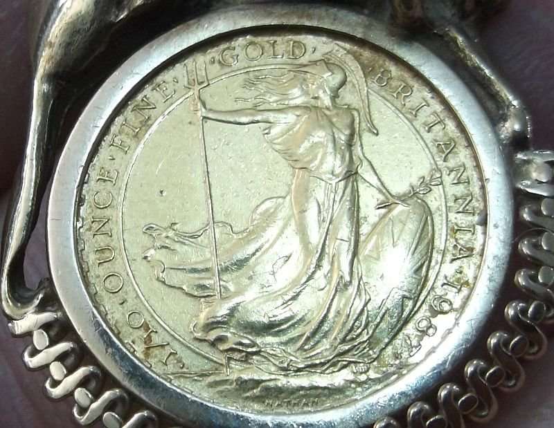 A STUNNING VINTAGE HALLMARKED 9CT GOLD LIONESS THEMED PENDANT WITH A 1/10 OUNCE FINE GOLD COIN !!!!