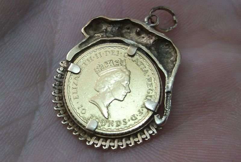A STUNNING VINTAGE HALLMARKED 9CT GOLD LIONESS THEMED PENDANT WITH A 1/10 OUNCE FINE GOLD COIN !!!!