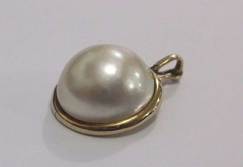 A CLASSY SOLID  9CT GOLD PENDANT WITH FANCY CLASP SET WITH A STUNNING MABE PEARL !!! WOW !! WOW !!