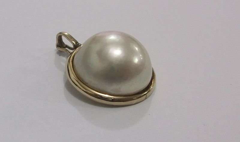 A CLASSY SOLID  9CT GOLD PENDANT WITH FANCY CLASP SET WITH A STUNNING MABE PEARL !!! WOW !! WOW !!