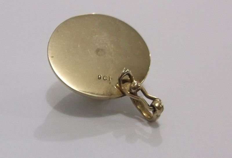 A CLASSY SOLID  9CT GOLD PENDANT WITH FANCY CLASP SET WITH A STUNNING MABE PEARL !!! WOW !! WOW !!