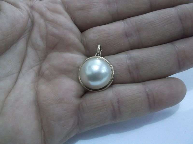 A CLASSY SOLID  9CT GOLD PENDANT WITH FANCY CLASP SET WITH A STUNNING MABE PEARL !!! WOW !! WOW !!