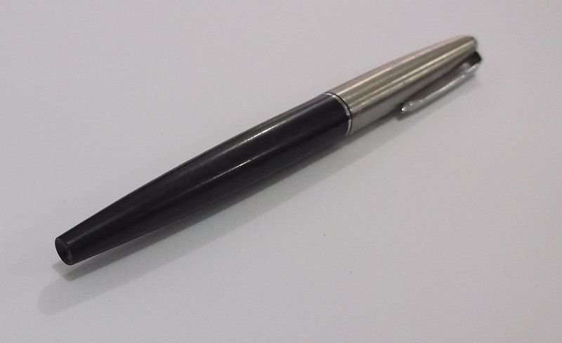 ..... A GRAND VINTAGE PARKER FOUNTAIN PEN IN GREAT CONDITION ....