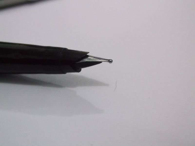 ..... A GRAND VINTAGE PARKER FOUNTAIN PEN IN GREAT CONDITION ....