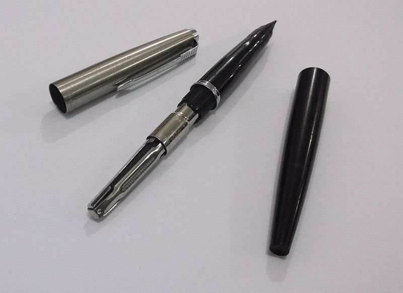 ..... A GRAND VINTAGE PARKER FOUNTAIN PEN IN GREAT CONDITION ....