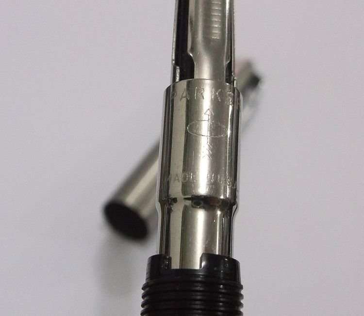 ..... A GRAND VINTAGE PARKER FOUNTAIN PEN IN GREAT CONDITION ....