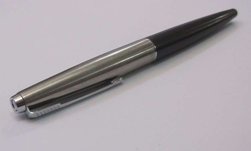 .....A VERY SMART VINTAGE PARKER FOUNTAIN PEN IN GOOD CONDITION .....