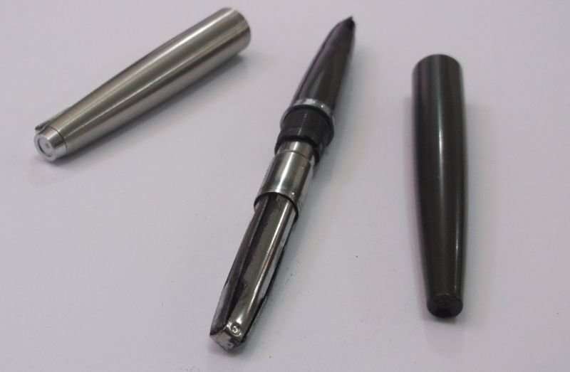 .....A VERY SMART VINTAGE PARKER FOUNTAIN PEN IN GOOD CONDITION .....