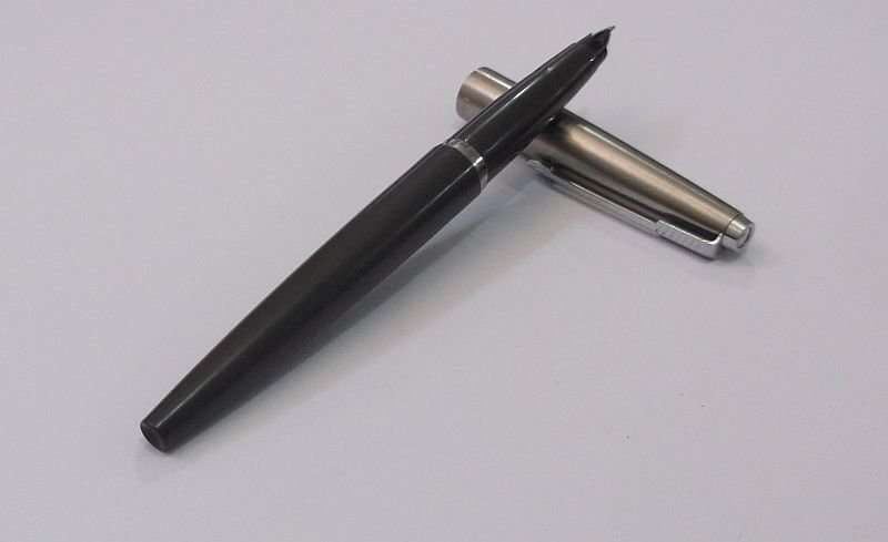 .....A VERY SMART VINTAGE PARKER FOUNTAIN PEN IN GOOD CONDITION .....