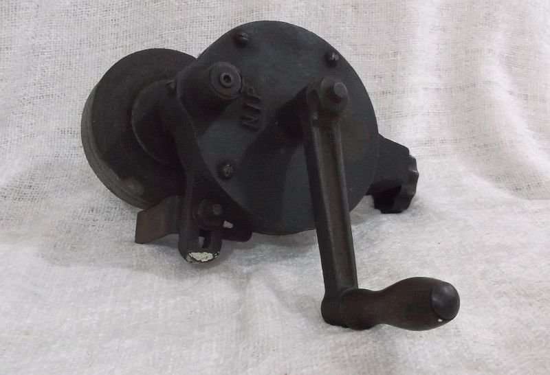 AWESOME !!! A VINTAGE MANUAL BENCH GRINDER ...WIND UP .... WORKS VERY WELL !!