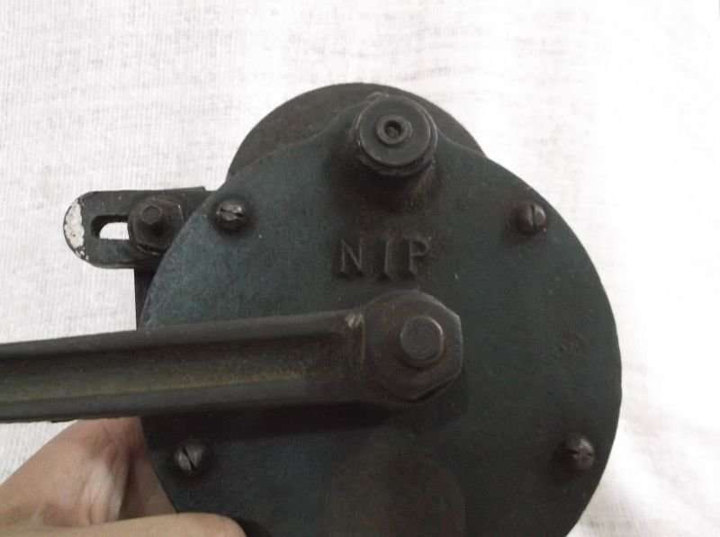 AWESOME !!! A VINTAGE MANUAL BENCH GRINDER ...WIND UP .... WORKS VERY WELL !!