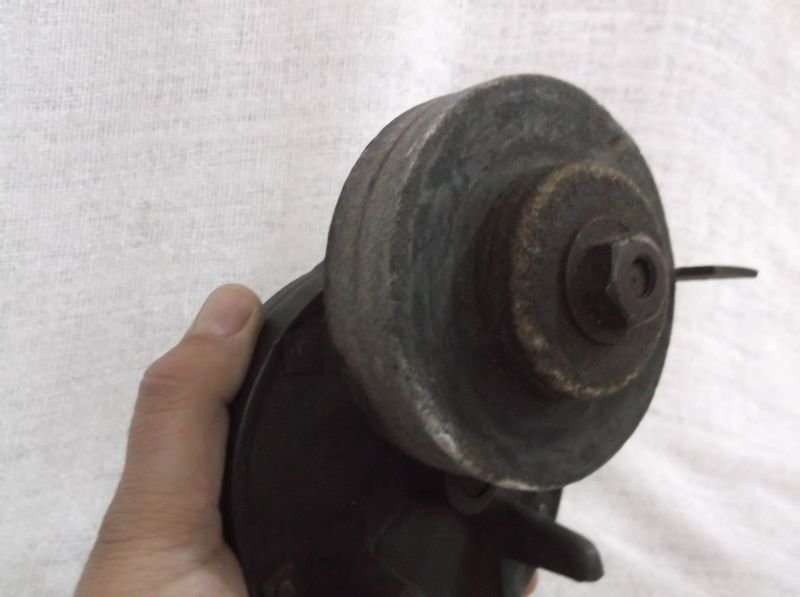 AWESOME !!! A VINTAGE MANUAL BENCH GRINDER ...WIND UP .... WORKS VERY WELL !!